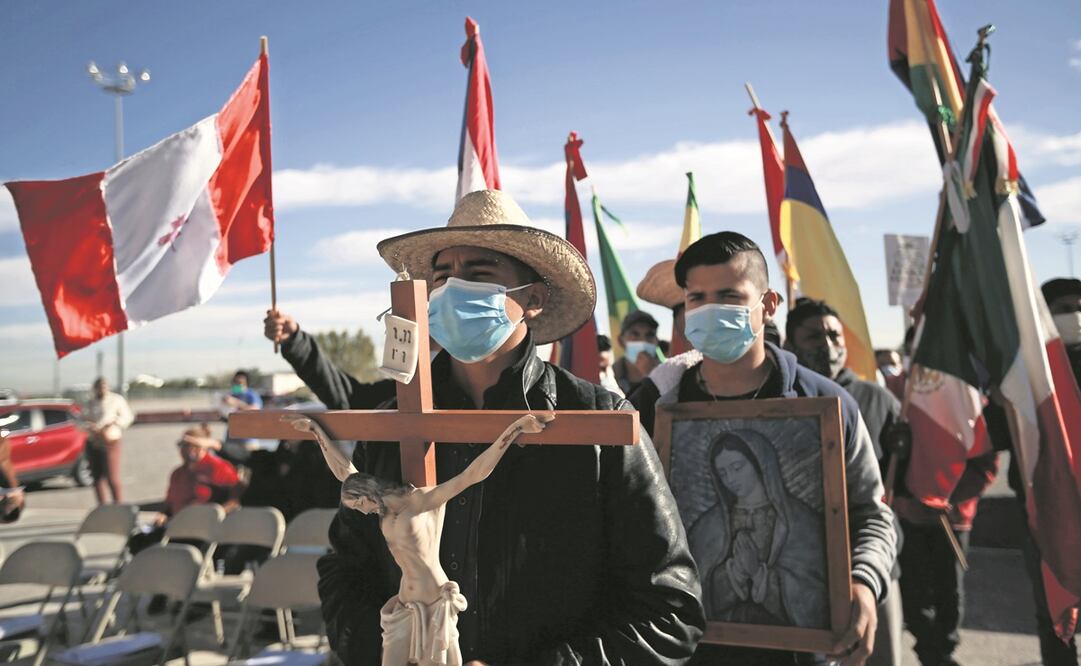 A la misa en Ciudad Juárez acudieron migrantes con cruces; inclu- so se colocó un altar. Foto: Christian Torres/ EL UNIVERSAL.