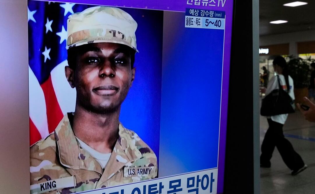 Pantalla de televisión muestra a Travis King, soldado estadounidense que cruzó la frontera coreana. Foto: AP