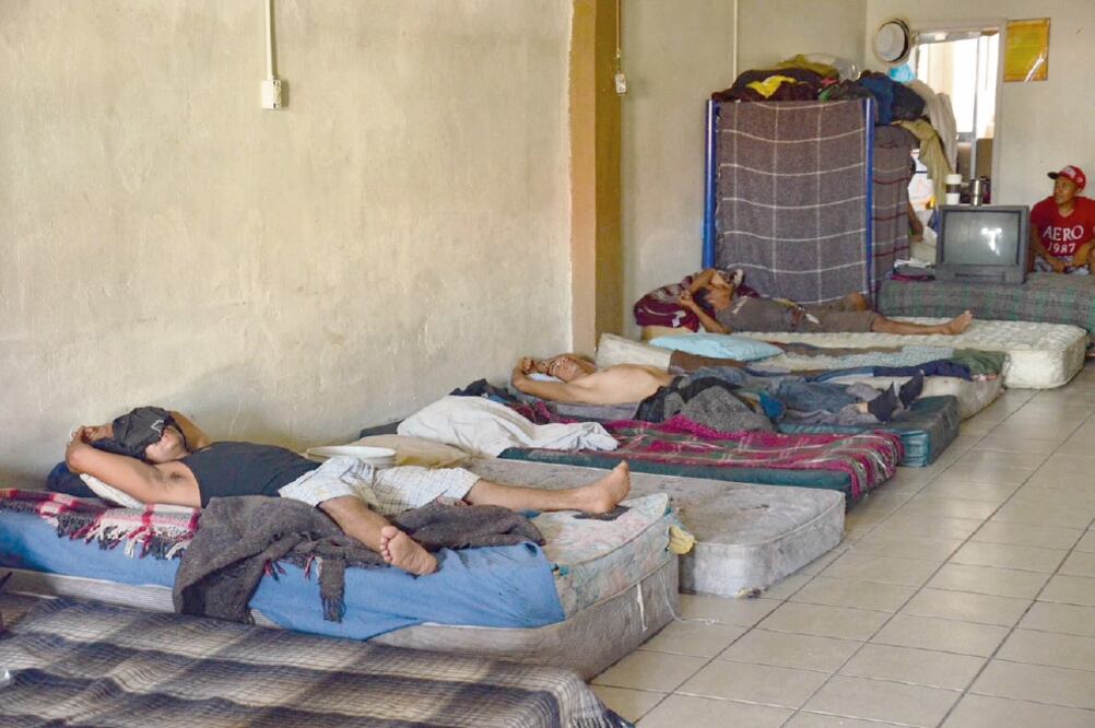 Quienes se han refugiado en el hotel Migrante, dirigido por un activista, también han sido víctimas de la inclemencia del calor y la pobreza. (JOEBETH TERRÍQUEZ. EL UNIVERSAL)