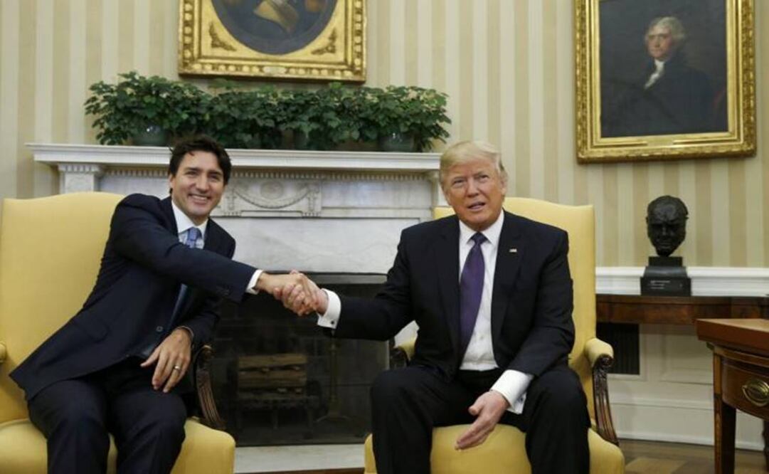 Canadian Prime Minister Justin Trudeau greets U.S. President Donald Trump in the Oval Office - Photo: REUTERS