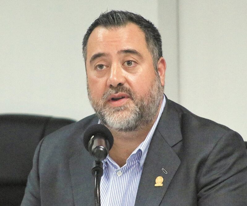 Transpare ncia. El priista Tonatiuh González Case considera que es buena la propuesta, pero dice que se debe aclarar a dónde se aplicarán los recursos que se recuperen. ARCHIVO EL UNIVERSAL