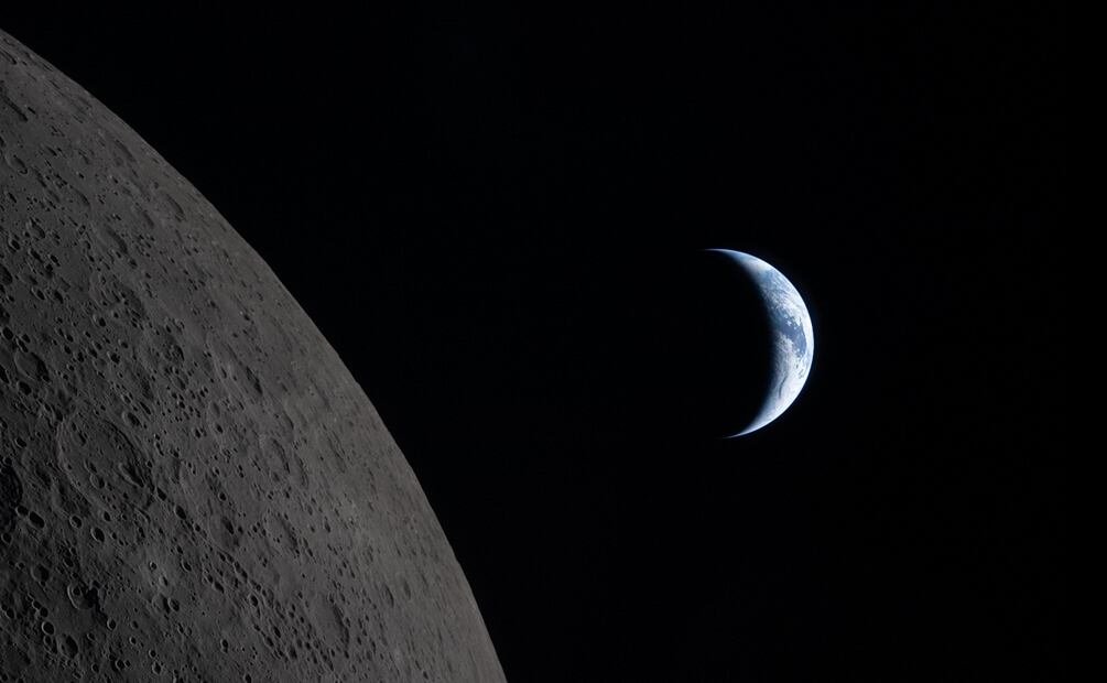 Esta fotografía, distribuida por la NASA, muestra a la Tierra acercándose al momento de pasar por detrás de la Luna, aproximadamente seis minutos antes de la puesta del sol, tal como se vio desde la nave espacial Orion el 6 de abril de 2026. Foto: AFP