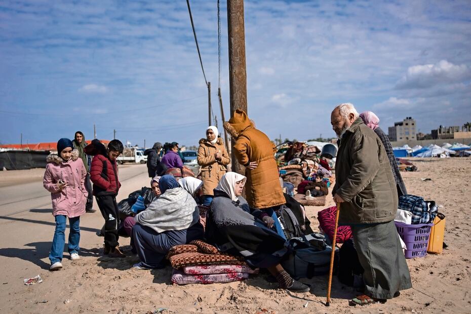 Los palestinos llegan a la localidad de Rafah, en el sur de Gaza, después de huir de una ofensiva terrestre y aérea israelí en la cercana
ciudad de Khan Younis. Fatima Shbair | AP