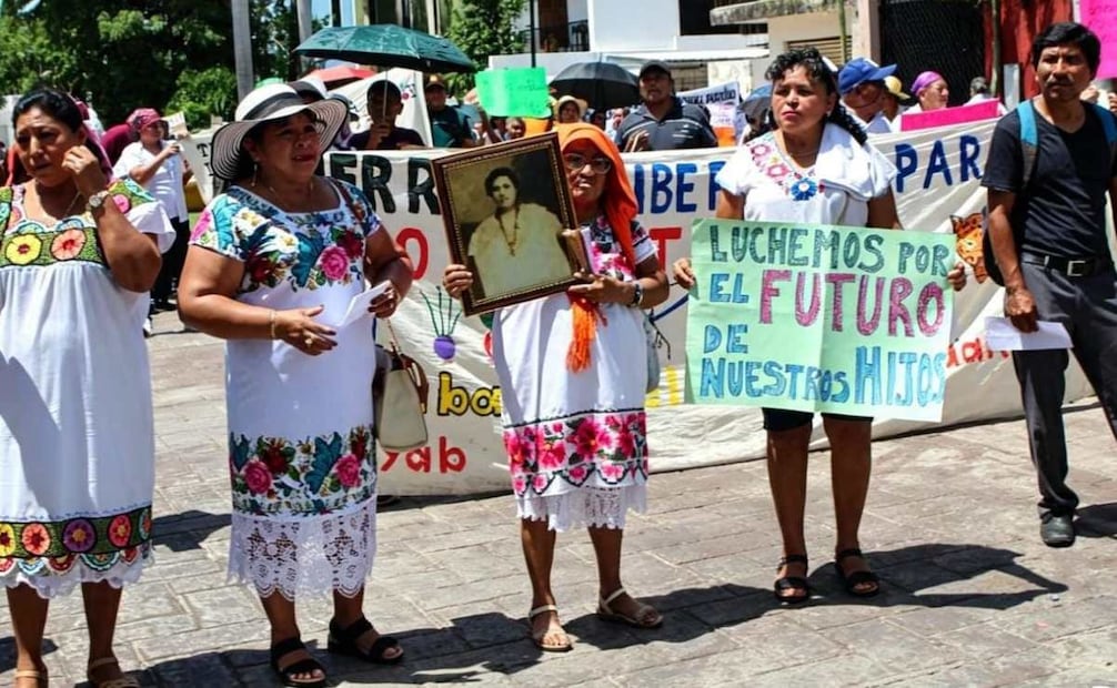 Marchan comunidades mayas en Mérida, Yucatán contra proyectos inmobiliarios; exigen respeto a sus derechos.
Foto: Especial.
