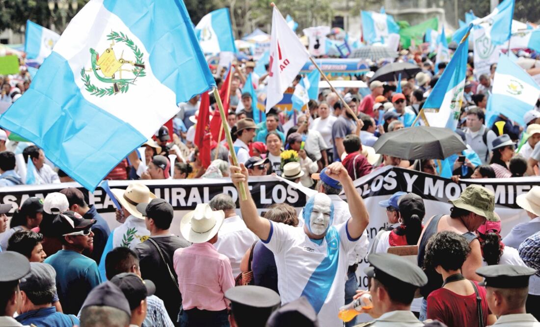 Manifestantes durante la protesta de ayer en Ciudad de Guatemala contra la decisión del gobierno de no renovar el mandato a la CICIG. Foto: LUIS ECHEVERRIA. REUTERS