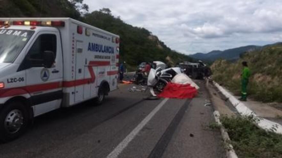 Choque entre patrulla y auto deja 4 muertos en Michoacán