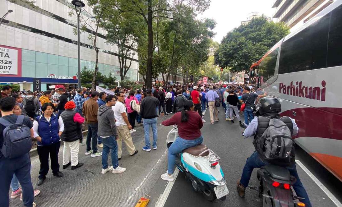 Derivado a la protesta se suspendió momentáneamente el servicio de la estación Nápoles del Metrobús Línea 1 en ambas direcciones. Foto: Juan Carlos Williams/EL UNIVERSAL