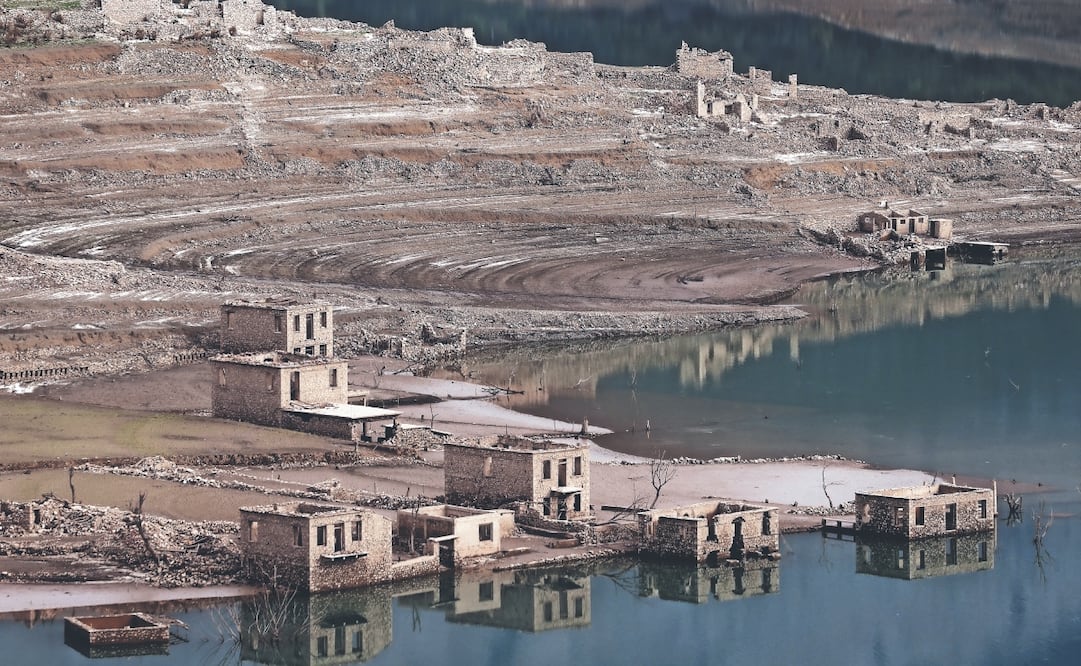 El lago Morno, principal fuente de agua potable de Atenas, enfrenta niveles tan bajos que edificaciones que solían estar en el fondo han salido a la superficie debido a la sequía. Foto: AFP