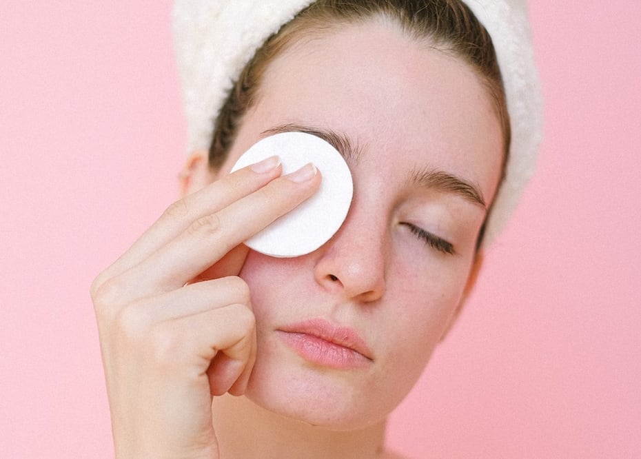 Utiliza productos adecuados para desmaquillar tus ojos. Foto: Pexels