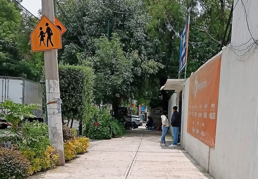 Algunos padres tocaron el timbre varias veces, pero no obtuvieron respuesta; Azucena, mamá de Alma, consideró injusta la situación. Foto: PEDRO VILLA Y CAÑA/EL UNIVERSAL