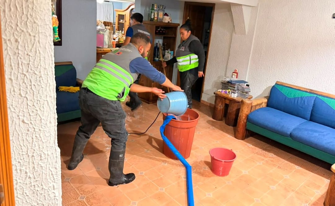 Atención a vecinas y vecinos afectados por las lluvias registras esta tarde y noche en la colonia Santa Isabel Tola, en la alcaldía Gustavo A. Madero. Foto: Especial