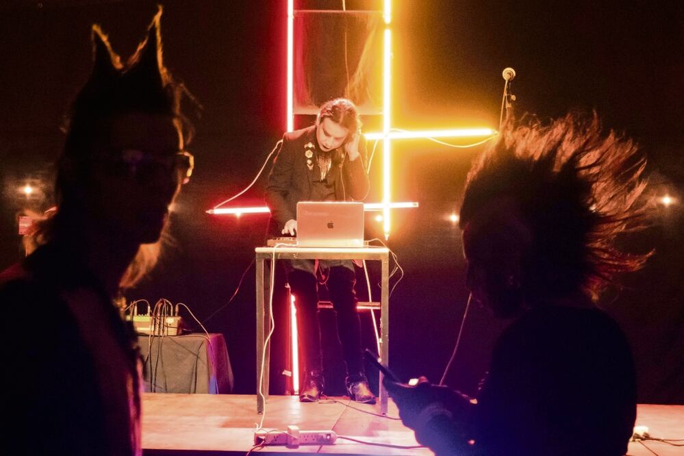 A las presentaciones que organiza el colectivo, todas las personas que deseen asistir, aun si no tienen afinidad por la cultura gótica, pueden hacerlo. Foto: Mario Arturo Martínez | El Universal