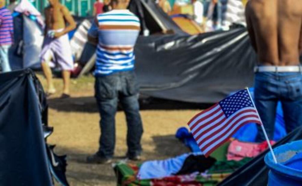 Refugio de migrantes en Tijuana se llena de banderas estadounidenses