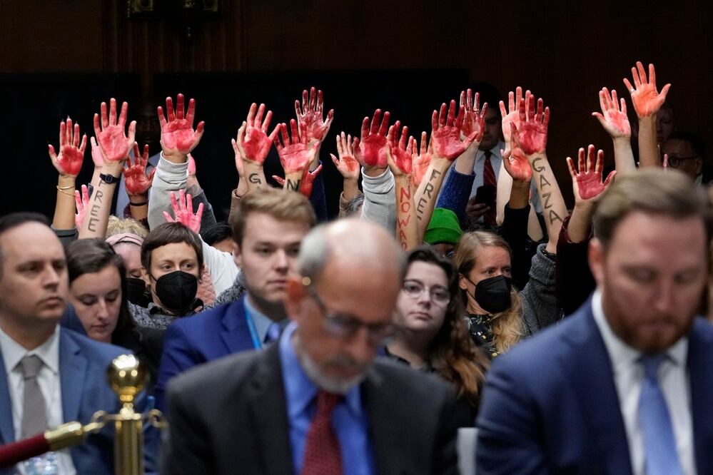 Activistas contrarios a la guerra en Gaza protestaron este martes, durante una comparecencia de los secretarios de Estado, Antony Blinken, y de Defensa, Lloyd Austin, en el Comité de Apropiaciones del Senado de Estados Unidos, en el Capitolio. FOTO: SCOTT APPLEWHITE. AP
