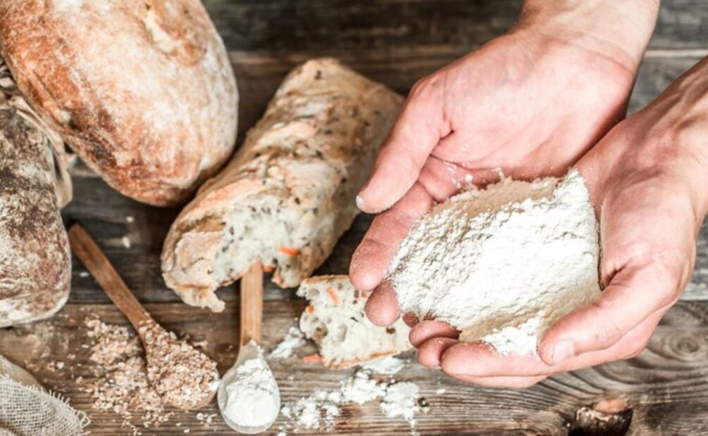 Una dieta sin gluten se basa en elegir alimentos naturales como frutas, verduras y carnes sin marinar. Foto: Freepik