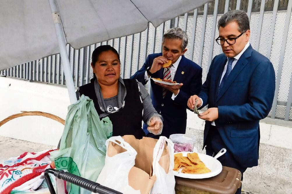 De buen diente. Frente al Consulado de México en LA, donde tuvo una reunión, Mancera se detuvo a comer una orden de tacos de canasta. (Archivo. EL UNIVERSAL)