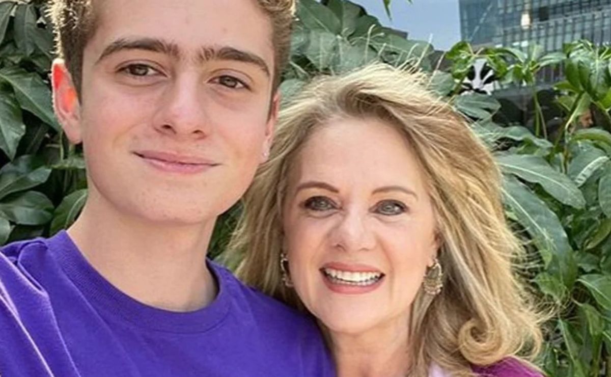 Nicolás y Erika Buenfil. Foto: Twitter @CarLon_2020