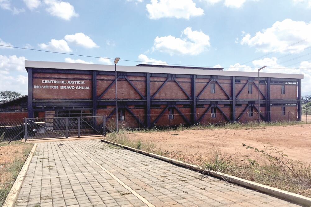 Uno de los centros de justicia que parecen estar olvidados es el Víct or Bravo Ahuja, ubicado sobre la carretera Tuxtepec-Camelia Roja. (FOTOS: YURIDIANA SOSA. EL UNIVERSAL)