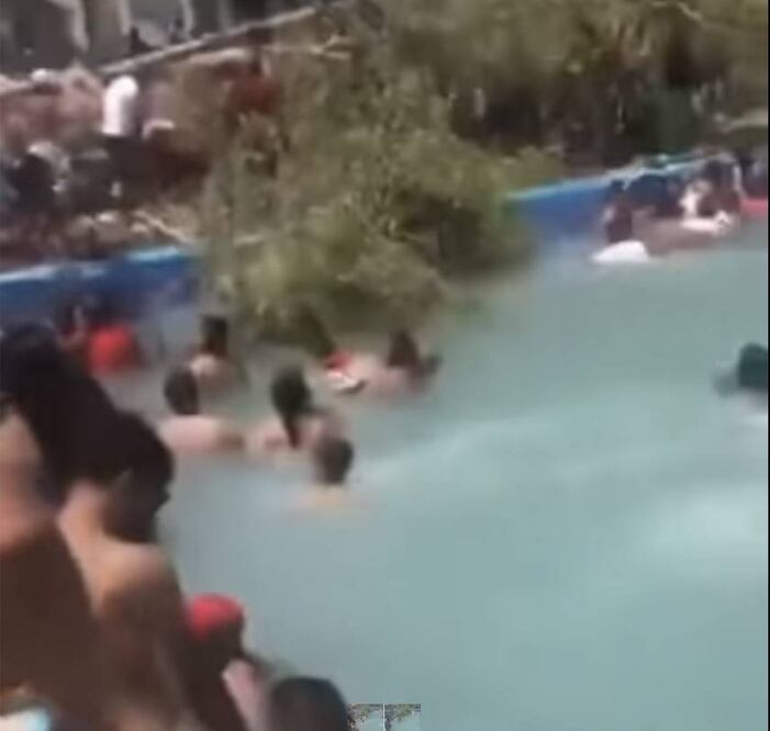 Un árbol de 10 metros cayó en una alberca y mató a un bebé, en un balneario de Guanajuato en pleno Viernes Santo. FOTO: pantallazo tomado de video