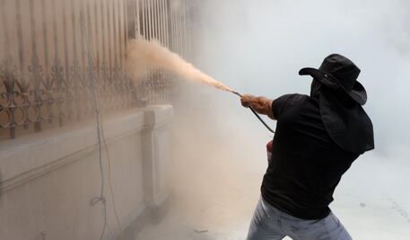 FOTOS: Maestros de la CETEG realizan destrozos en Gobernación; intentan ingresar a edificio