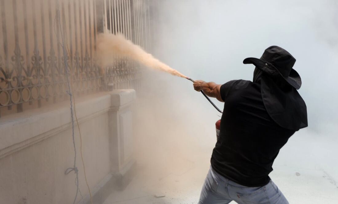 Integrantes de la CETEG realizan destrozos en la entrada de la Secretaría de Gobernación en la Ciudad de México, el 4 de junio de 2025. Foto: Diego Simón Sánchez/EL UNIVERSAL