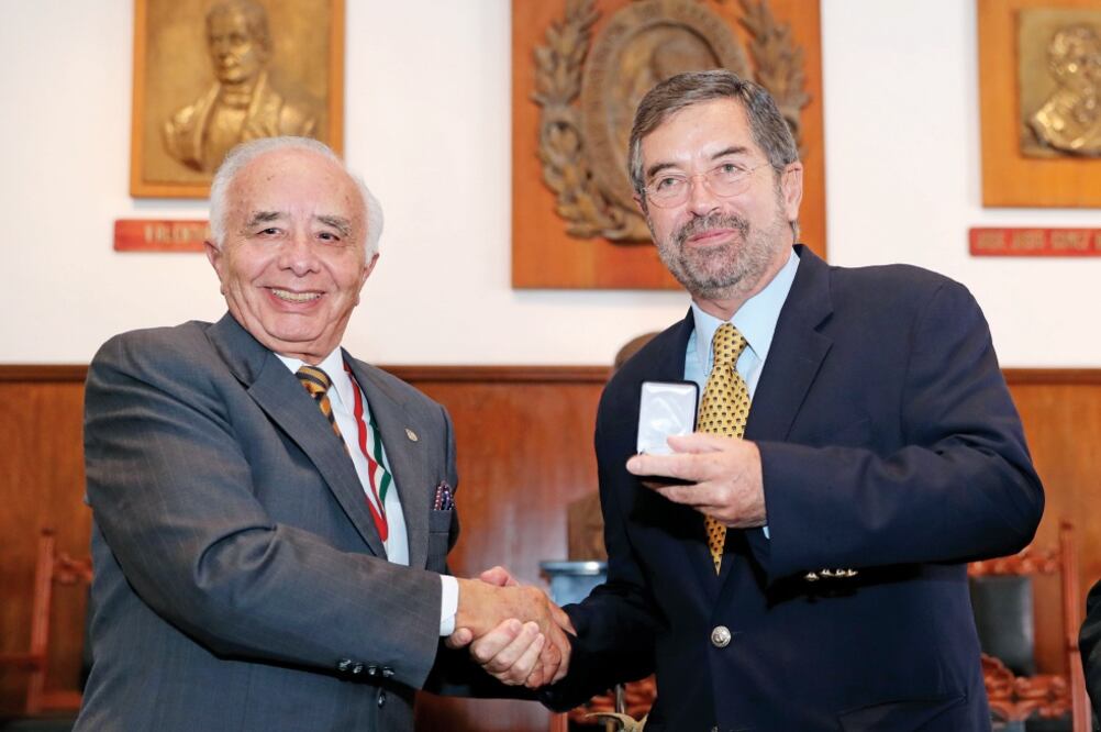 Julio Zamora, presidente de la Sociedad Mexicana de Geografía y Estadística, entrega la medalla Maestro Arqueles Vela a Juan Ramón de la Fuente, ex rector de la UNAM, por su destacada labor (LUCÍA GODÍNEZ. EL UNIVERSAL)