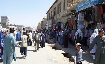 Talibanes detienen a hombre que vendió “como servidumbre” a más de 100 mujeres en Afganistán