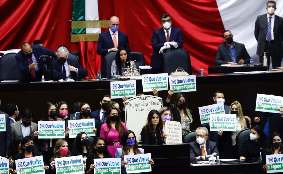 Armando Reyes Ledesma, diputado del Partido del Trabajo, exigió respeto porque con una lápida "lo están matando, prácticamente". Foto: Especial