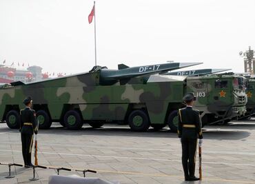 China presume su misil más poderoso en desfile del Día Nacional