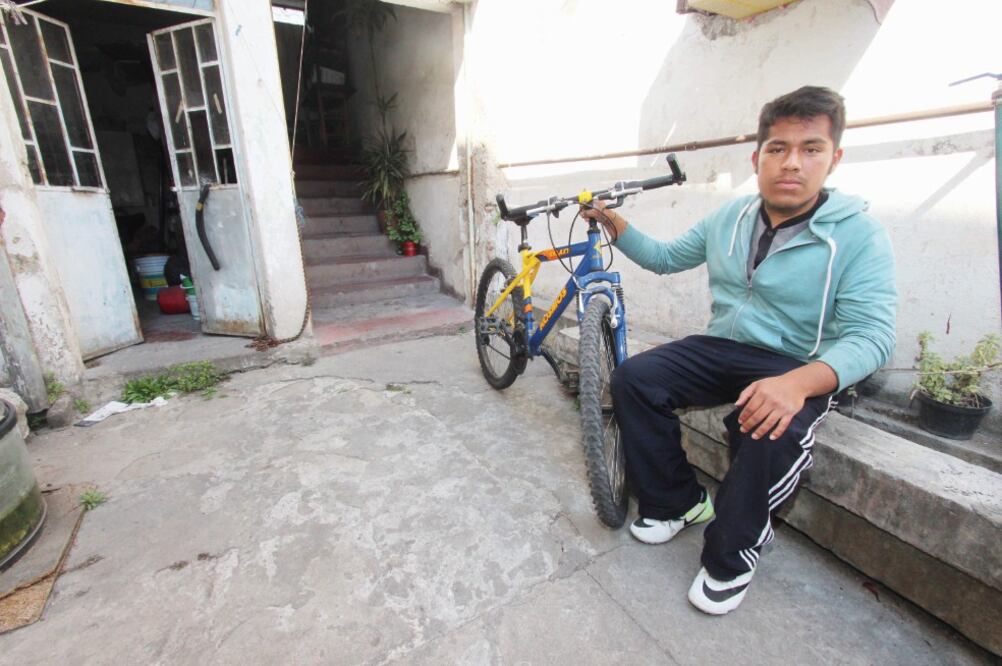 José Ángel se traslada todos los días en bicicleta a su preparatoria. De esta manera ahorra 60 pesos de transporte que su mamá puede utilizar para que la familia tenga comida en la mesa. (OMAR CONTRERAS. EL UNIVERSAL)