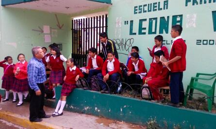 Maestro da clases afuera de escuela en Oaxaca; rechaza paro