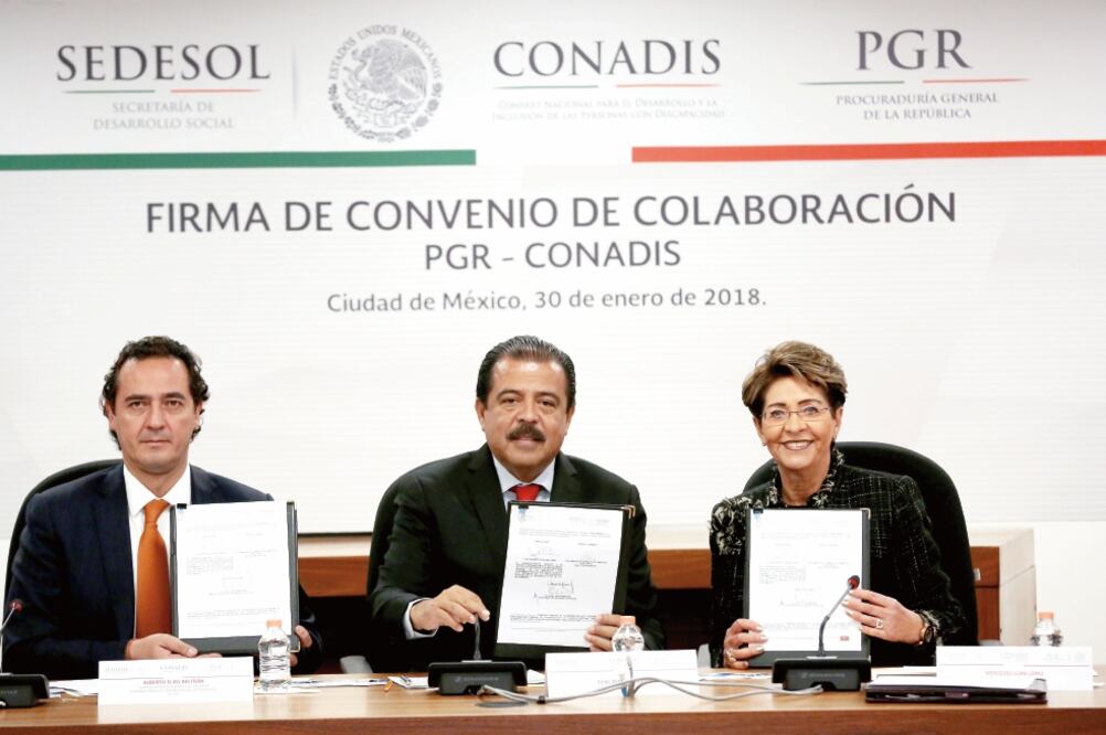 Alberto Elías Beltrán, Eviel Pérez Magaña y Mercedes Juan López, durante la firma del convenio de colaboración entre la Conadis y la PGR. (CORTESÍA)