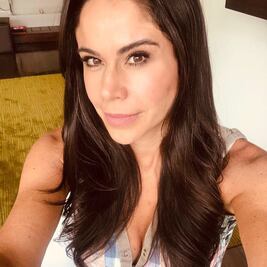 Paola Rojas impacta con mini vestido blanco para su noticiario
