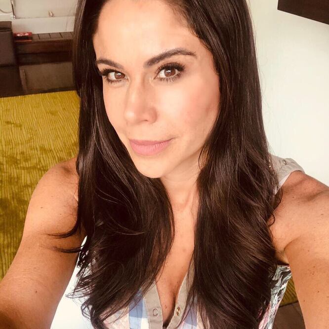 Paola Rojas lució espectacular con su atuendo en blanco. Foto: Instagram @PaolaRojas