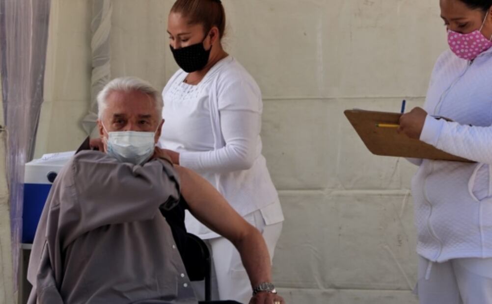 Enrique Guzmán es vacunado contra el Covid-19