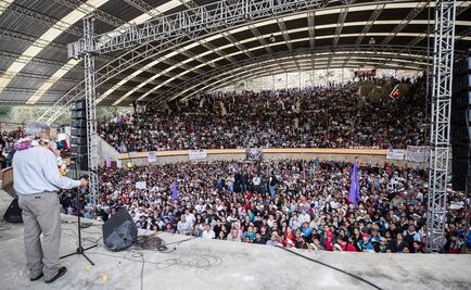 AMLO halla "rusos" en plaza de Zacapoaxtla, Puebla