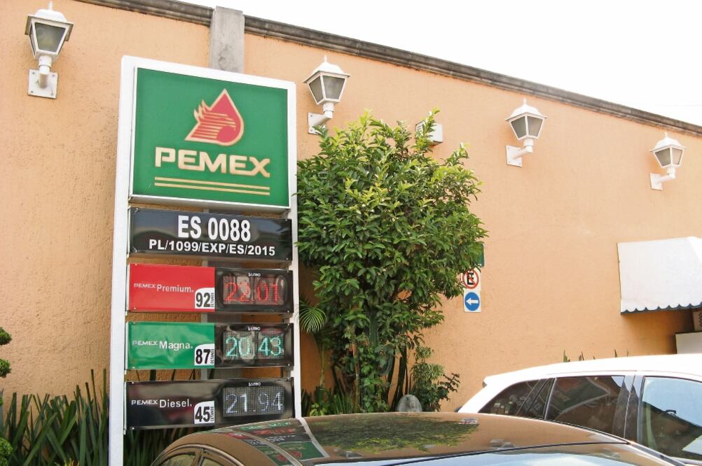 De acuerdo con Morena, la CRE tiene la facultad de fijar el precio de las gasolinas cuando no hay condiciones para la competencia efectiva. Foto: ARCHIVO EL UNIVERSAL