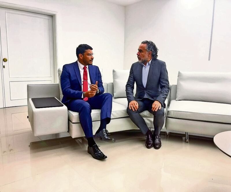 El viceministro para América Latina de la cancillería venezolana, Rander Peña, con el embajador colombiano, Armando Benedetti. Foto: Vía Twitter