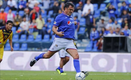 Carlos Hermosillo revienta al entrenador del Cruz Azul