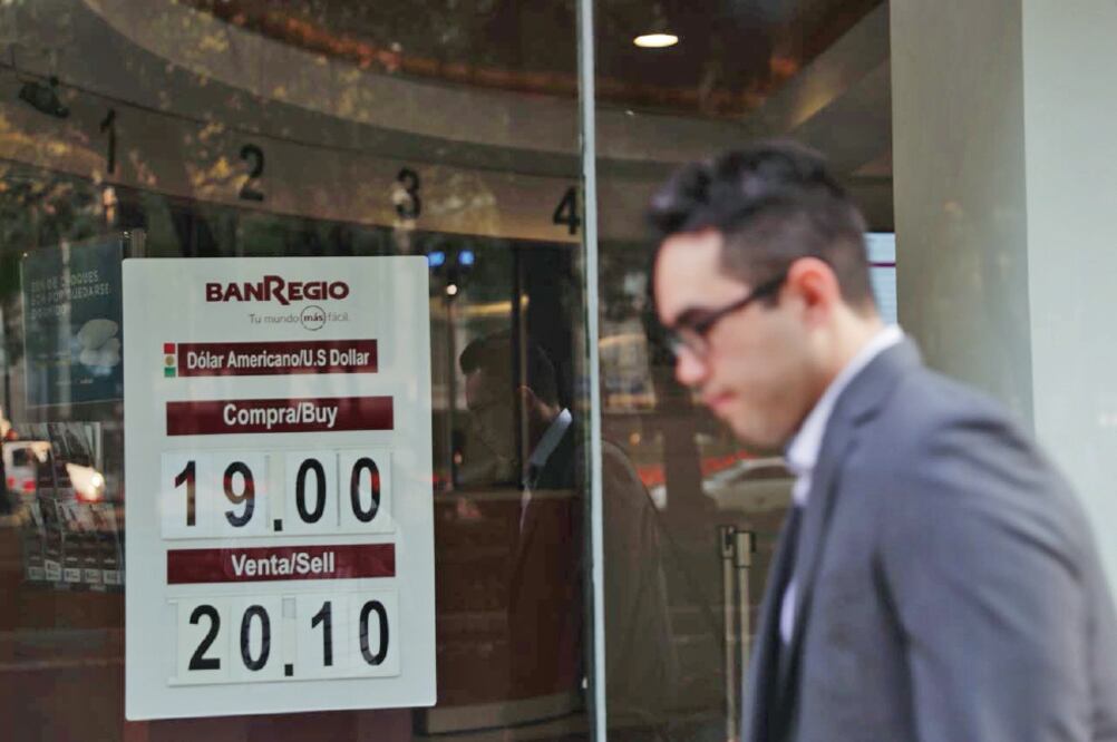 Bank of America Merril Lynch proyecta que el dólar en México alcanzará en promedio una paridad de 20 pesos por unidad en 2018. (ARCHIVO EL UNIVERSAL)