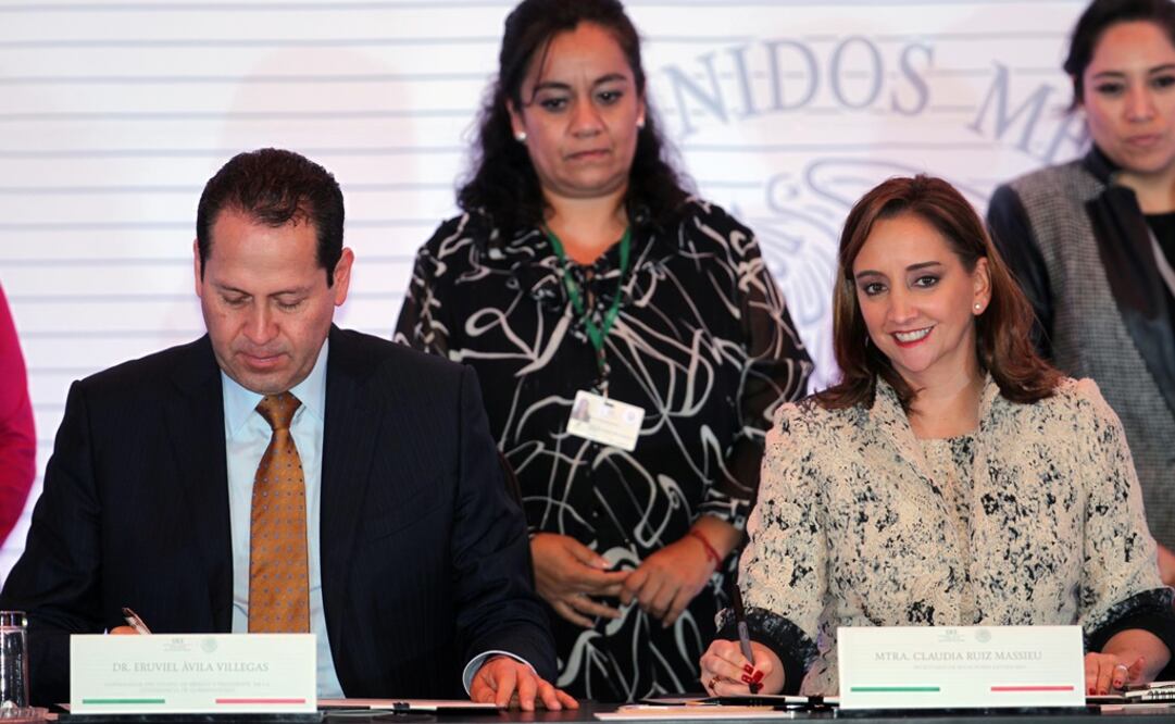 La canciller Claudia Ruiz Massieu y el presidente de Conago, Eruviel Ávila, durante la firma del convenio. /Especial