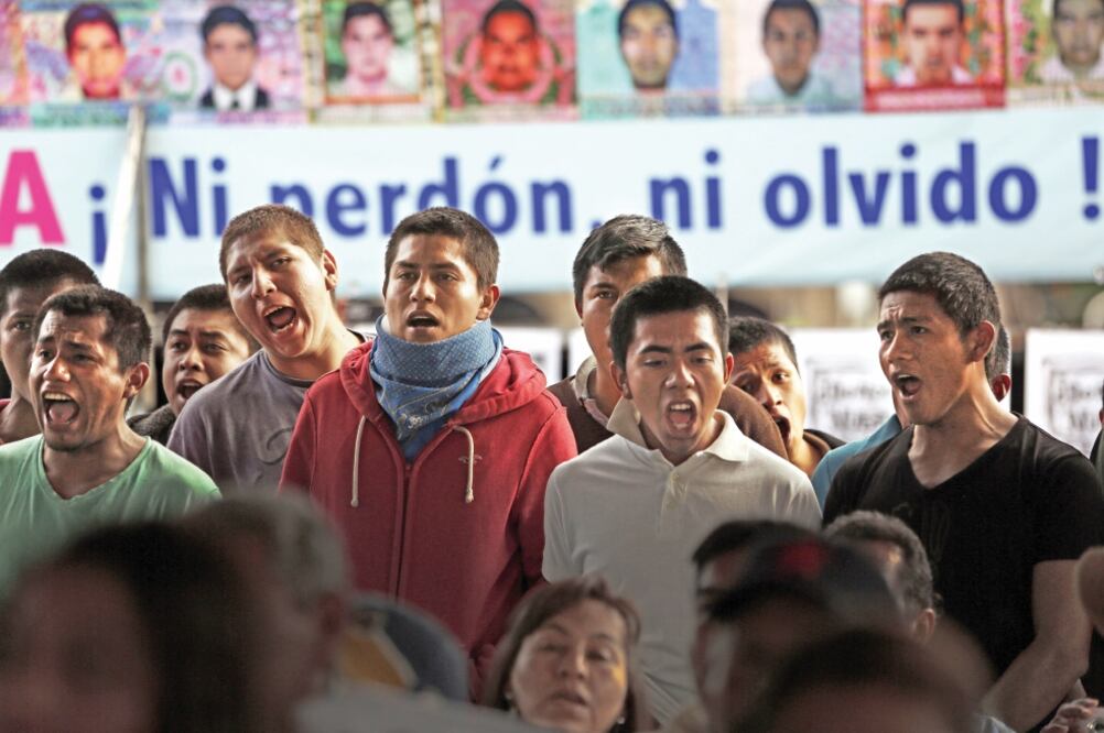 Ayer los gritos se hicieron sentir con mayor intensidad, pues quienes exigen justicia reclaman que no hubo respuesta positiva del gobierno y eso los llena de coraje y ganas para continuar (JUAN CARLOS REYES. EL UNIVERSAL)