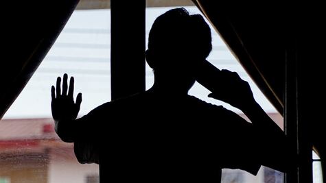 Así vive el hombre que continúa encerrado, desde el comienzo de la pandemia, por miedo a contagiarse