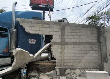 Tráiler con 26 toneladas de melones se impacta contra muro de panteón Israelita en alcaldía Miguel Hidalgo; el chofer es detenido