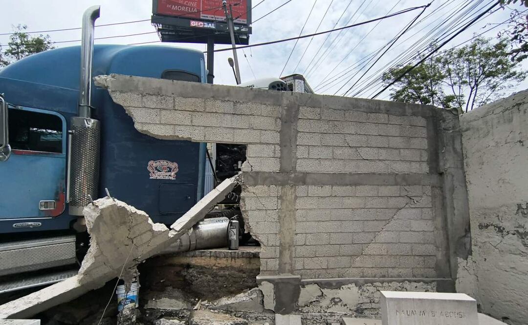 Tráiler se impacta contra muro de panteón Israelita en la alcaldía Miguel Hidalgo de la CDMX (28/05/2025). Foto: Especial