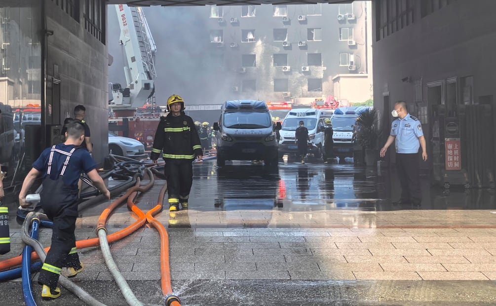 Un incendio arrasó con la fábrica Fujian Huiteng en Jinjiang, un centro de elaboración de calzado deportivo. Foto: AP