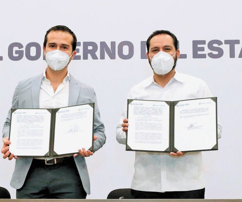 Mauricio Vila Dosal (der.) en la firma del convenio que cuenta con una bolsa de 15 mdd para créditos. Foto: Especial