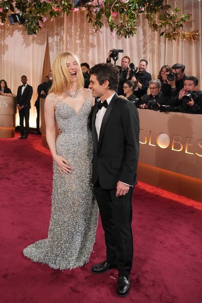 Elle Fanning y Gus Wenner. (Photo by Jordan Strauss arrive at the 83rd Golden Globes on Sunday, Jan. 11, 2026, at the Beverly Hilton in Beverly Hills, Calif. (Ph/Invision/AP)
