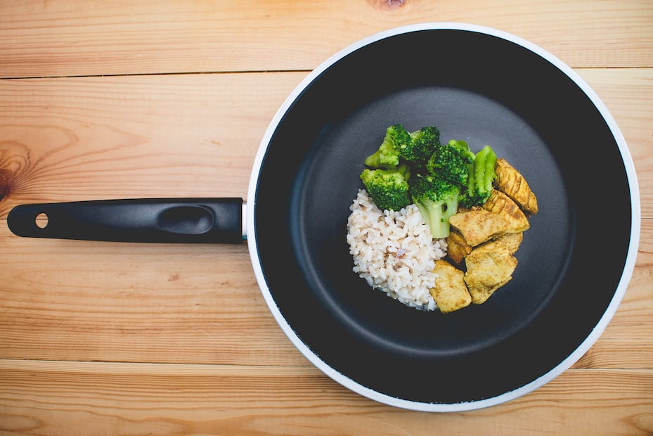 Si vas a usar esta técnica para freír, coloca menos cantidad de sal a tus alimentos. Foto: Pixabay