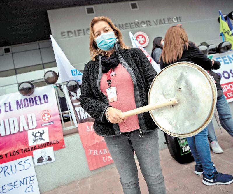 Empleados de salud chilenos se fueron a huelga en Santiago para rechazar la gestión del presidente Sebastián Piñera de la pandemia. Foto: ALBERTO VALDÉS. EFE